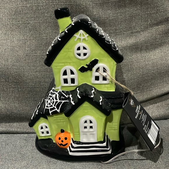Aldi Spooky Halloween 2025 Led Ceramic House - Green and Black - Picture 1 of 8